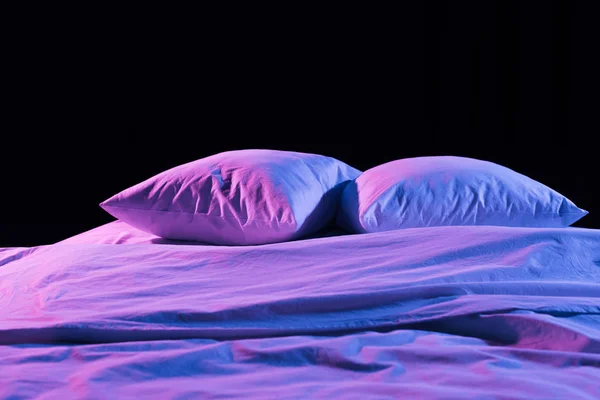 Vita Kuddar Och Sängkläder Med Neonljus Som Isolerade Svart — Stockfoto