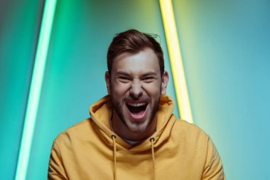 mutlu, yakışıklı ve çığlık adam kamera bakıyor 