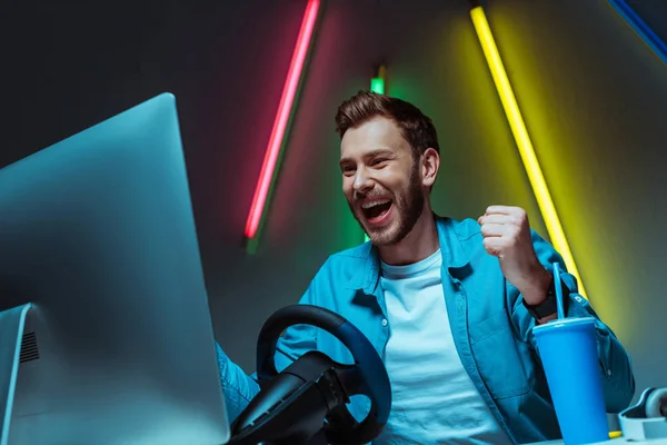 Bonito Sorridente Homem Jogar Vídeo Game Com Volante — Fotografia de Stock