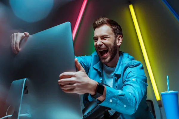 Foco Seletivo Homem Bonito Feliz Sorrindo Segurando Monitor Computador — Fotografia de Stock