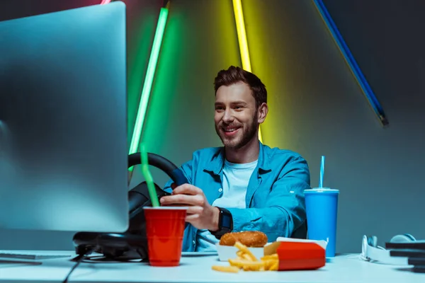 Bonito Sorridente Homem Jogar Vídeo Game Com Volante — Fotografia de Stock