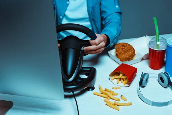 Visão Partail Homem Segurando Volante Mesa Com Fast Food Fones — Fotografia de Stock