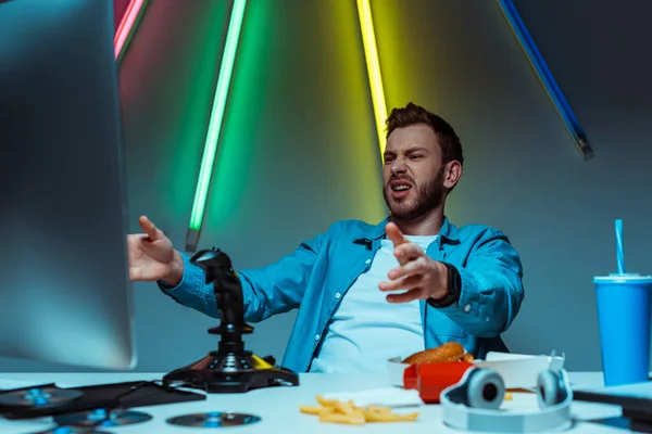 Foco Seletivo Homem Bonito Irritado Olhando Para Monitor Computador — Fotografia de Stock