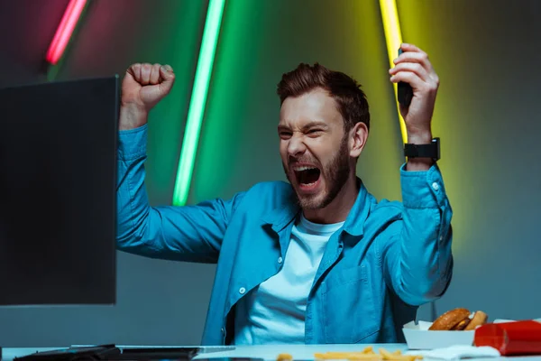 Hombre Guapo Feliz Sosteniendo Ratón Computadora Mostrando Gesto —  Fotos de Stock