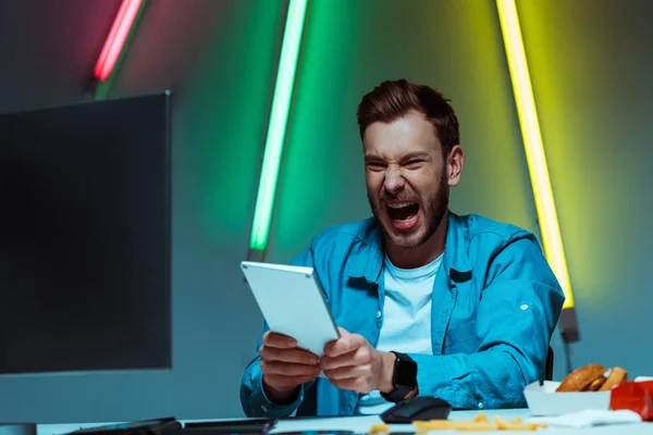 Όμορφος Και Θυμωμένος Άνθρωπος Κρατώντας Πληκτρολόγιο Υπολογιστή Και Ουρλιάζοντας — Φωτογραφία Αρχείου