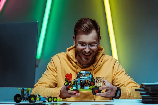 Sorridente Bonito Homem Óculos Brincando Com Construtor Brinquedos — Fotografia de Stock