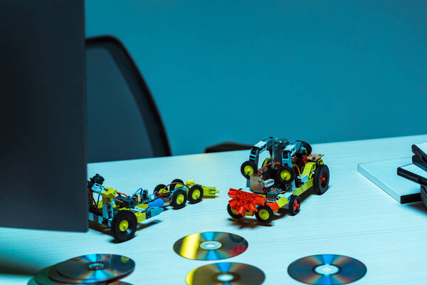 селективный фокус игрушечных автомобилей на белом столе в квартире

