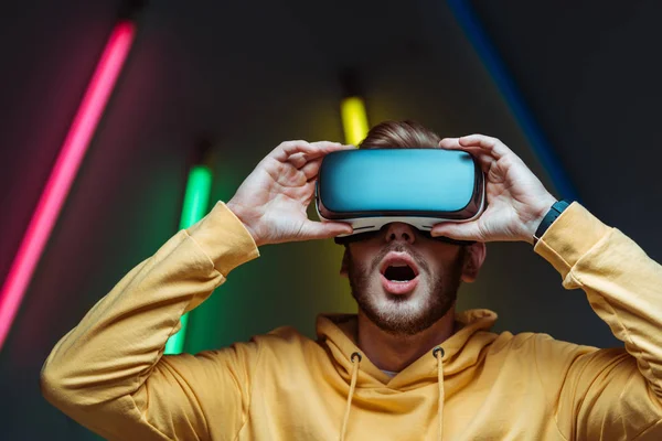 Verraste Jonge Volwassen Knappe Man Spelen Virtual Reality Headset — Stockfoto