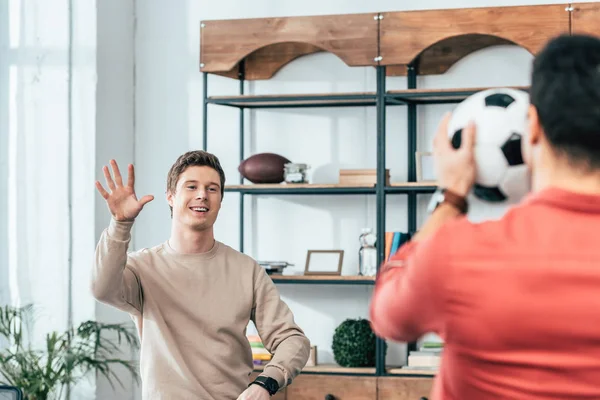 Dos Amigos Sonrientes Jugando Con Pelota Fútbol Casa — Foto de Stock