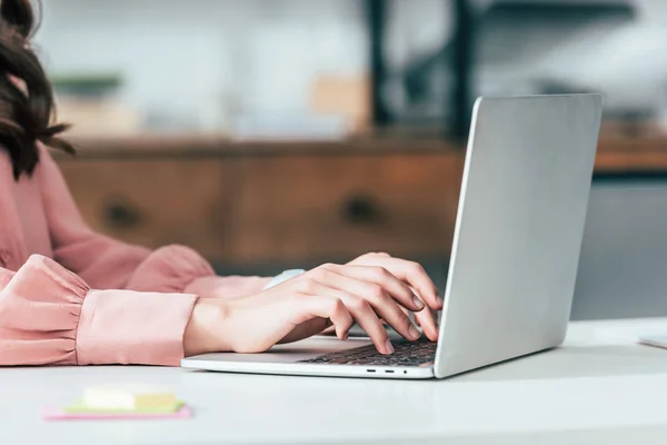 Beskuren Bild Flickan Rosa Skjorta Skriva Laptop Tangent Bord — Stockfoto