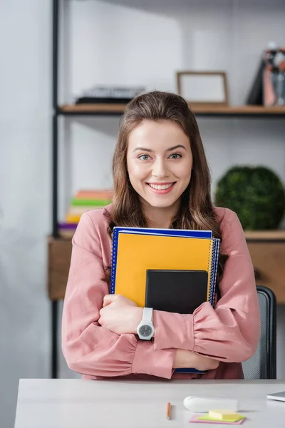 Vonzó Diák Rózsaszín Ing Gazdaság Notebook Mosolyogva — Stock Fotó