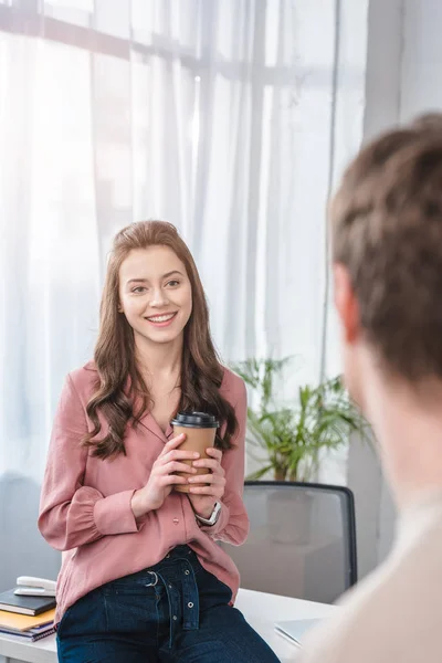 Lachendes Attraktives Mädchen Rosafarbenen Hemd Mit Pappbecher Kaffee Und Blick — Stockfoto