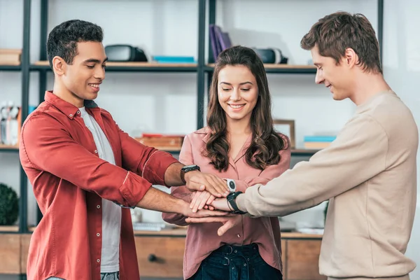 Trois Amis Multiculturels Empilant Les Mains Avec Sourire Maison — Photo