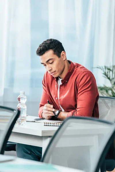 Pensive Student Röd Skjorta Håller Penna Och Läsa Anteckningar Antecknings — Stockfoto