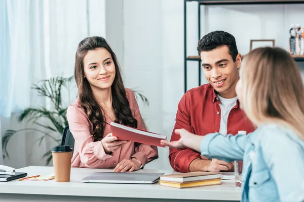 Sonriente Estudiante Rizado Camisa Rosa Dando Cuaderno Amigo — Foto de Stock