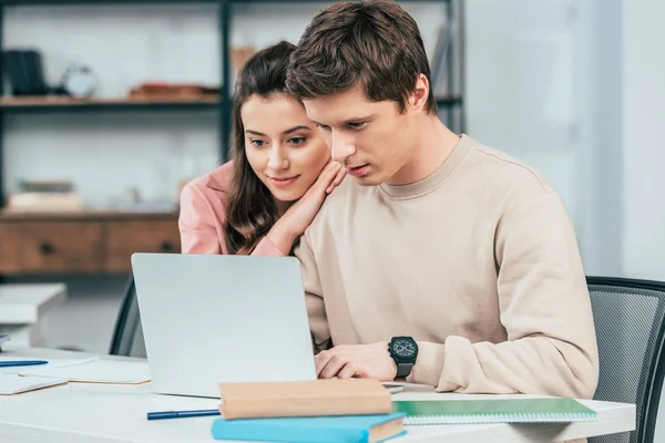 Mosolygó Diákok Ülnek Íróasztalok Használata Laptop Tanulás Közben Osztályban — Stock Fotó