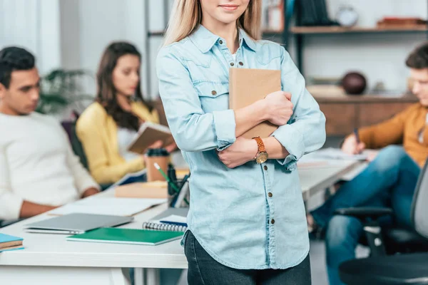 Wykadrowany Widok Studenta Niebieskiej Koszulce Książką — Zdjęcie stockowe