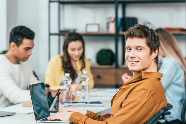 Student Zittend Aan Tafel Met Multiculturele Vrienden Het Gebruik Van — Stockfoto