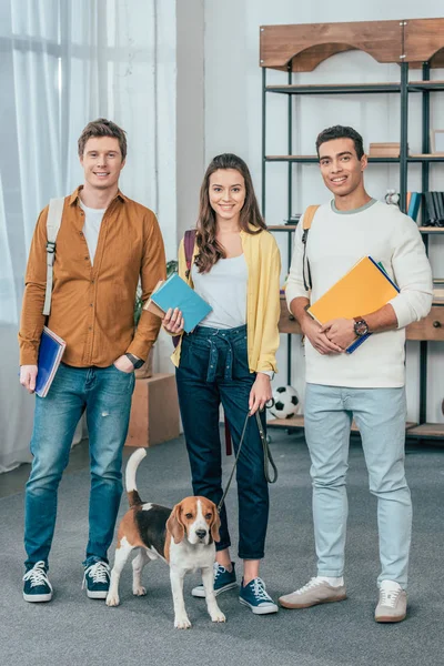 Ganzkörperansicht Von Drei Multiethnisch Lächelnden Studenten Mit Hund Der Notizbücher — Stockfoto