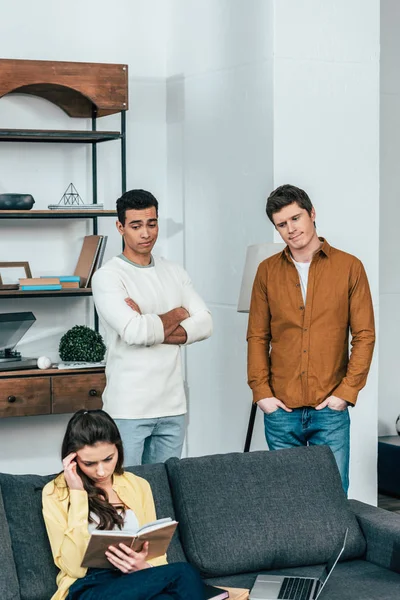 Three Multicultural Students Laptop Book Cozy Living Room — Stock Photo, Image