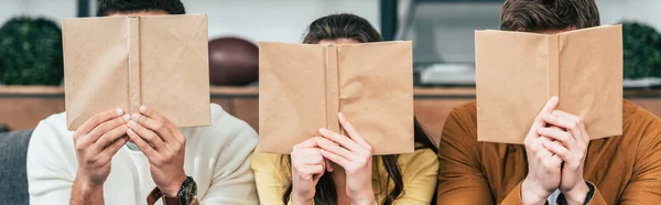 Vue Panoramique Trois Étudiants Assis Sur Canapé Lisant Des Livres — Photo