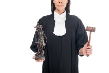 Hakimin yargı elbise beyaz izole tokmak ve themis heykelcik holding içinde kısmi görünümü