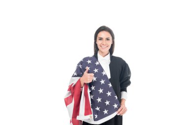 Amerikan bayrağı tutarak ve başparmak üzerinde izole beyaz gösterilen yargıç gülümseyen