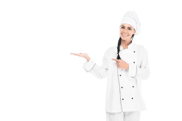 Fröhlich Lächelnder Koch Mit Hut Gestikuliert Isoliert Auf Weiß — Stockfoto