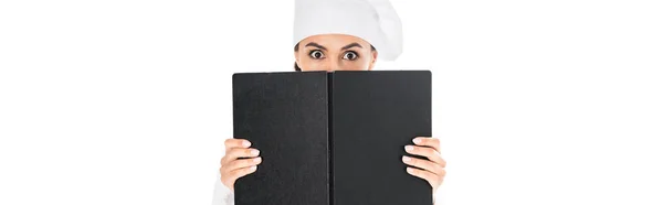 Foto Panorámica Del Chef Sorprendido Uniforme Sosteniendo Libro Negro Aislado —  Fotos de Stock
