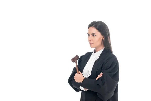 Juiz Roupão Judicial Segurando Martelo Com Braços Dobrados Isolados Branco — Fotografia de Stock