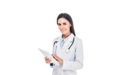 Doktor stetoskop dijital tablet üzerinde beyaz izole kullanma ile beyaz ceket