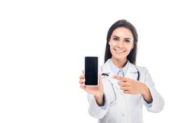 Doktor stetoskop ile üzerine beyaz izole boş perde smartphone, parmağınızla işaret ile beyaz ceket