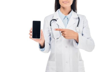 Doktor stetoskop ile üzerine beyaz izole boş perde smartphone, parmağınızla işaret ile beyaz paltolu kırpılmış görünümünü