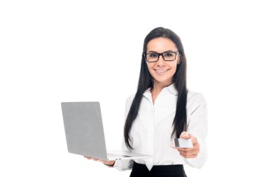 Laptop ve kredi kartı üzerinde beyaz izole tutan bardaklarda şık iş kadını