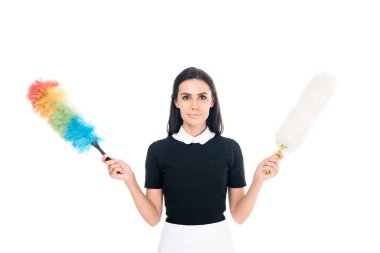 Esmer hizmetçi üniformalı toz bezleri üzerinde beyaz izole holding