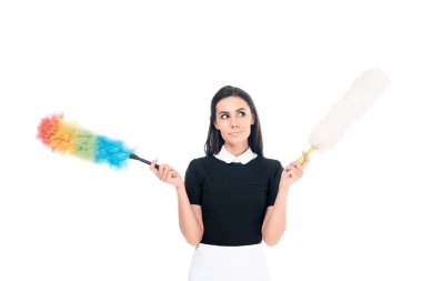 Rüya gibi esmer hizmetçi üniformalı toz bezleri üzerinde beyaz izole holding