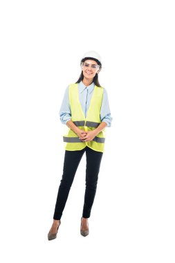 Tam boy görünüm gülümseyen mühendisi Emanet yelek ve kask üzerinde beyaz izole