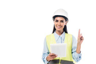 Dijital tablet kullanarak güvenlik yeleği mühendisi ve beyaz üzerinde izole parmak ile işaret