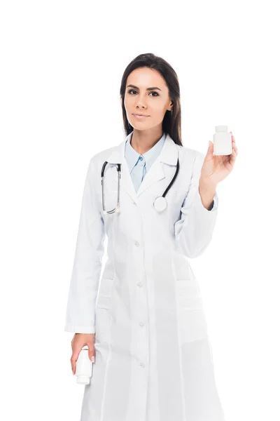 Doutor Casaco Branco Com Estetoscópio Segurando Pílulas Isoladas Branco — Fotografia de Stock