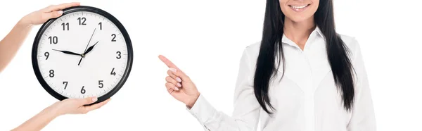 Foto Panorámica Empresaria Sonriente Gafas Apuntando Con Dedo Reloj Aislado — Foto de Stock