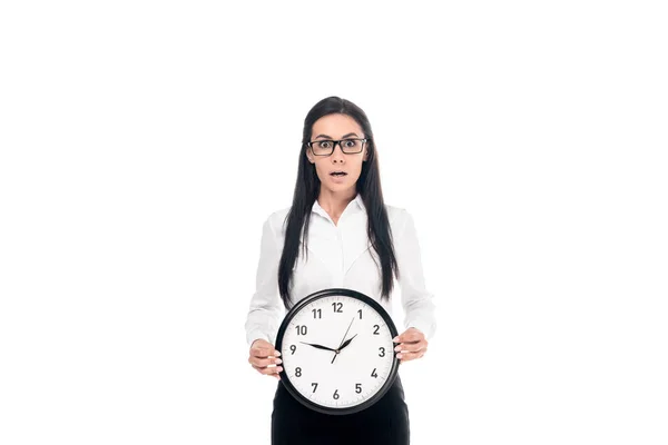 Mulher Negócios Morena Chocada Camisa Segurando Relógio Isolado Branco — Fotografia de Stock