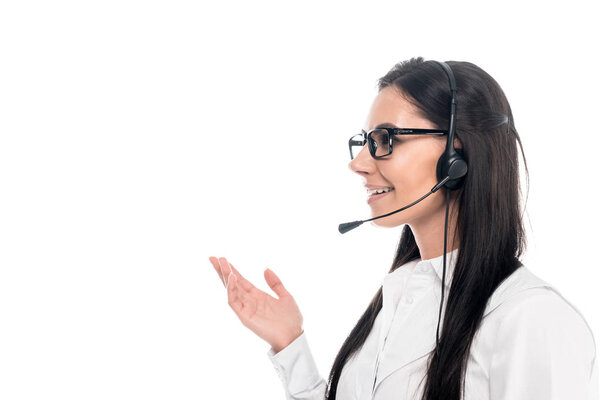 Улыбающийся оператор колл-центра в очках разговаривает на микрофоне изолирован на белом
