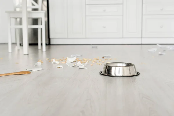 Metalen Kom Houten Lepel Gebroken Gerechten Vloer Keuken — Stockfoto