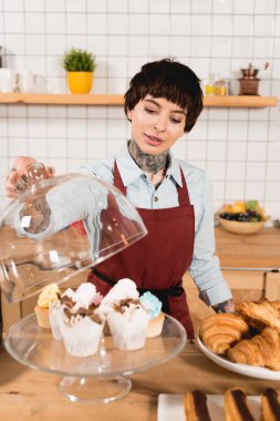 seçici odak bar counter lezzetli tatlılar, güzel barista duran