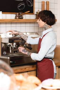 seçici odak güzel barista kahve makinesi kahve hazırlama