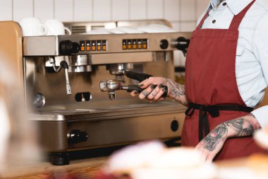 barista kahve makinesi kahve hazırlama önlük seçici odak