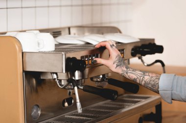 Görünüm dövmeli barista hazırlama kahve espresso makinesi kırpılmış