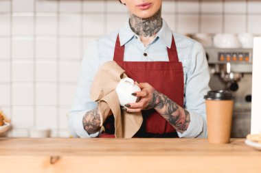 kırpılan Kupası sayaç bar yakınındaki dururken silerek barista görünümünü