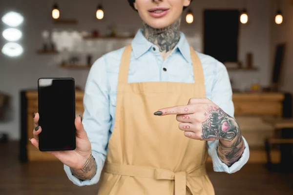 Vista Recortada Camarera Delantal Apuntando Con Dedo Teléfono Inteligente Con —  Fotos de Stock