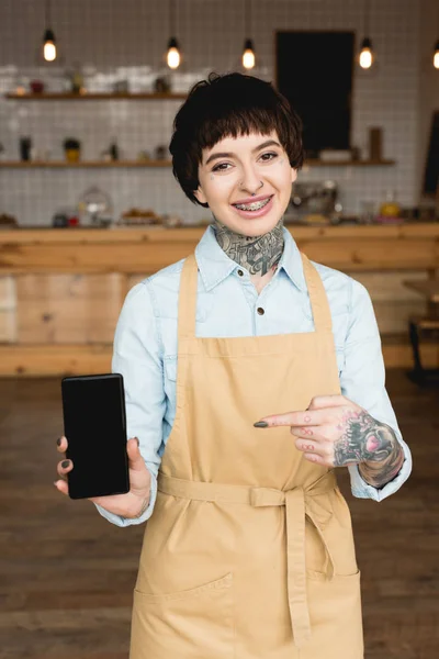 Camarera Alegre Apuntando Con Dedo Teléfono Inteligente Con Pantalla Blanco —  Fotos de Stock